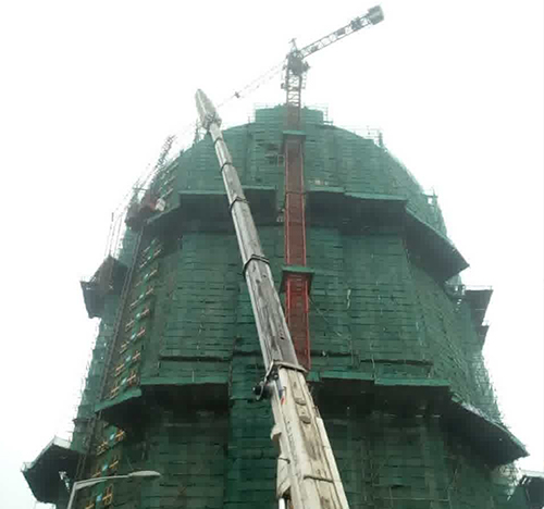 双清吊车在工地上作业